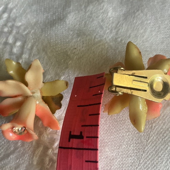 Delicate orchid clip earrings - Picture 5 of 5